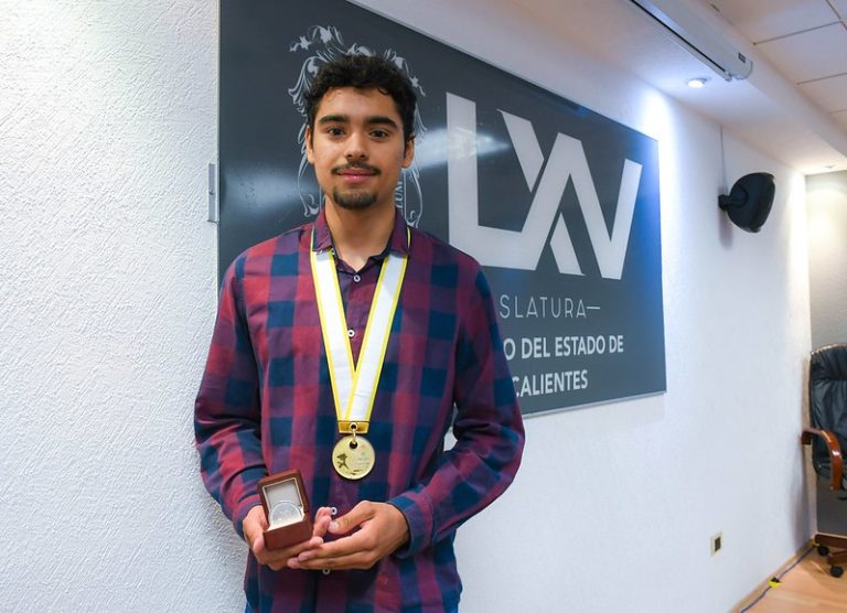 Reconocen a Rogelio Guerrero Reyes, medallista en la Olimpiada Internacional de Matemáticas