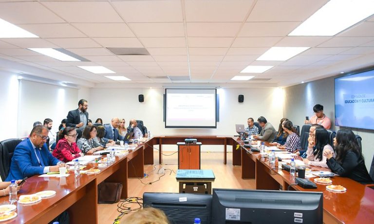 Abordan el tema de libros de texto gratuitos con la directora del IEA