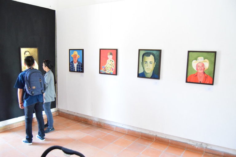 Los unos y los otros, una serie de retratos pintados en la Galería 2 del Centro de Artes Visuales