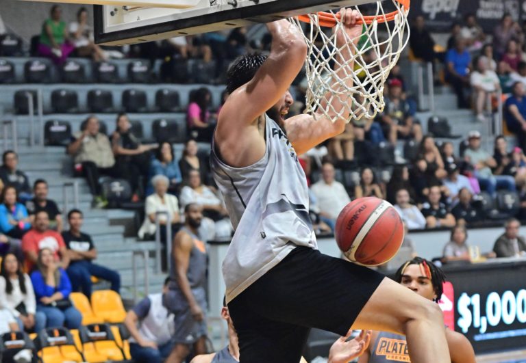Jorge Carlos, jugador de Panteras recibió el premio como “El Gigante del Deporte”