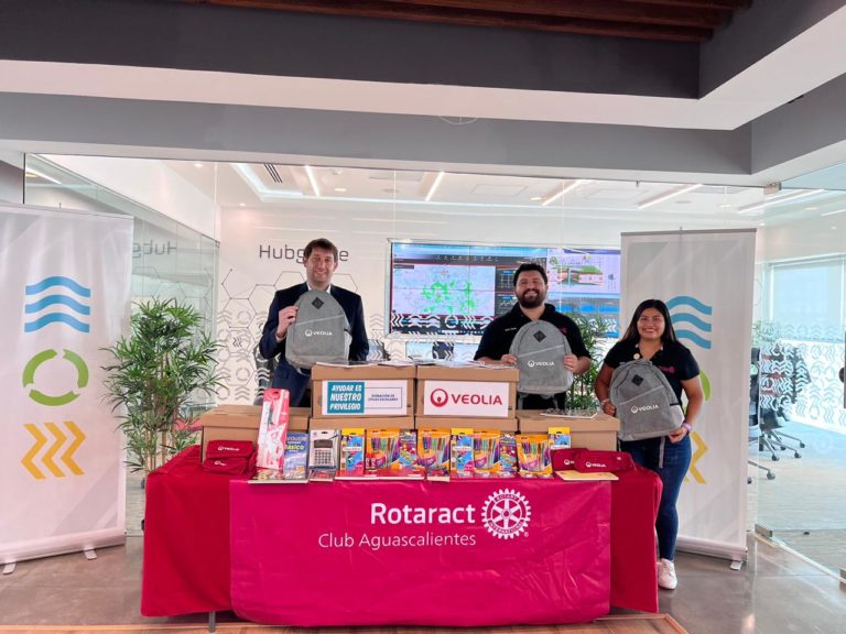 Rotaract entrega útiles escolares a estudiantes