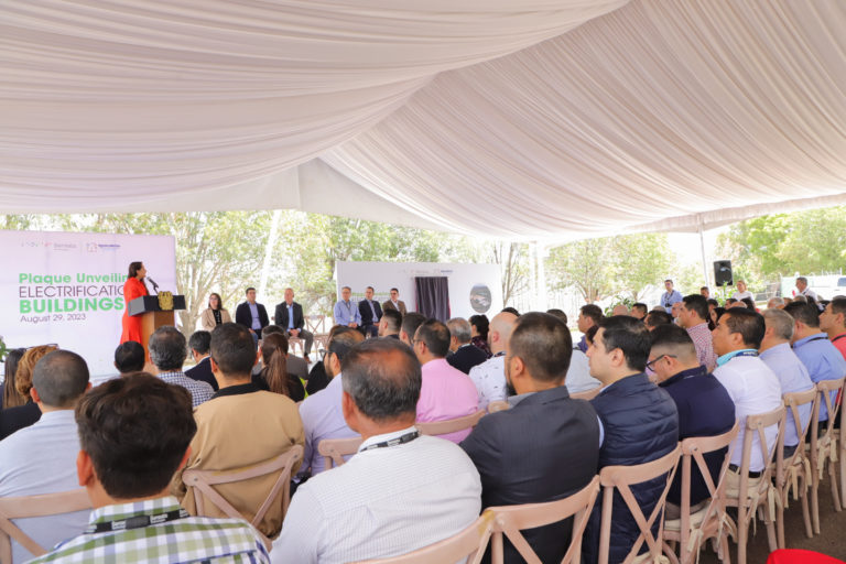 Develan placa conmemorativa de los dos nuevos edificios de la empresa Sensata