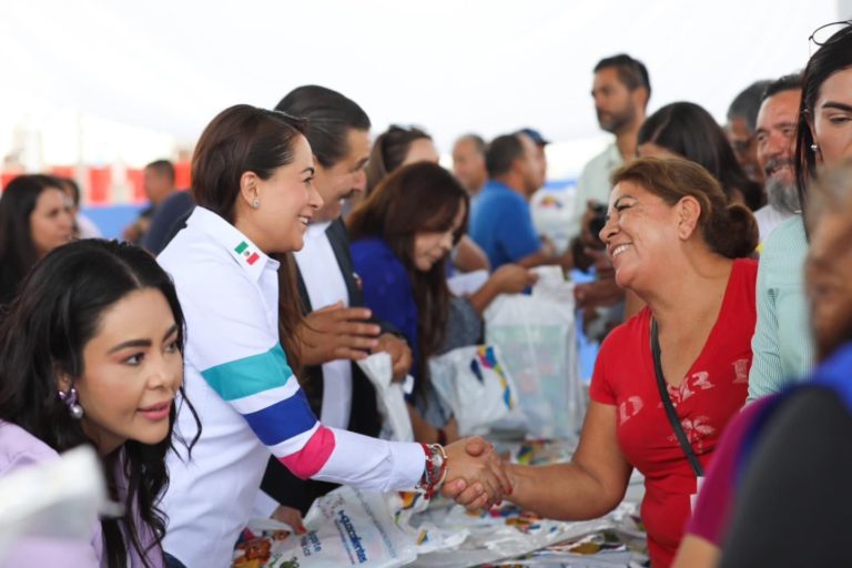 Taxistas en Aguascalientes recibieron útiles escolares para sus hijos 