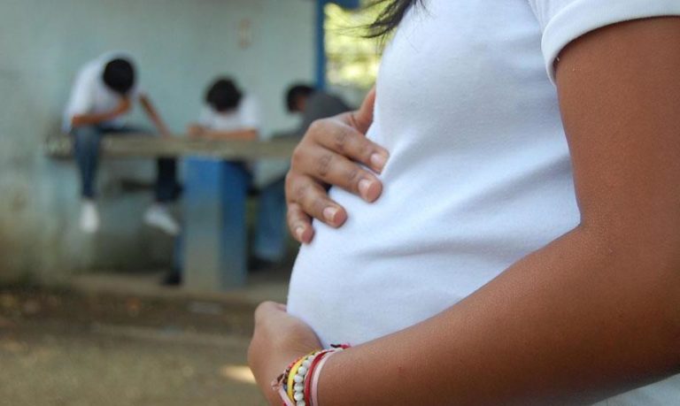 Embarazos adolescentes serán investigados a fin de descartar violencia sexual 