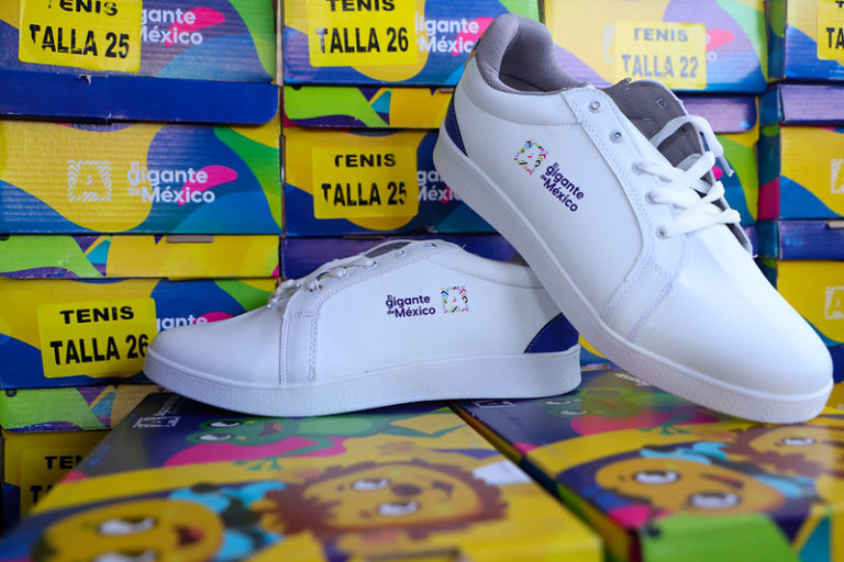 Estudiantes de Lomas del Chapulín recibieron útiles escolares, mochilas, zapatos y tenis