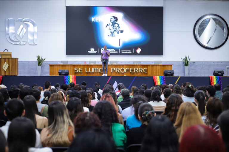 Kenya Cuevas impartió en la UAA la Conferencia Magistral “Mi vida en el activismo”.