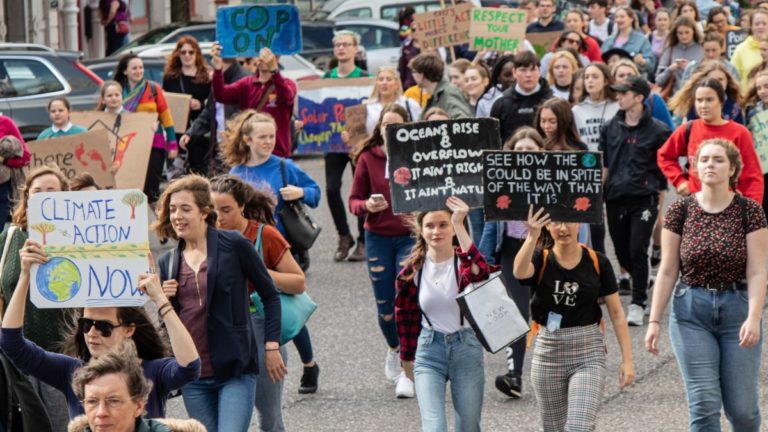 Decenas de miles protestan en EU previo a cumbre climática