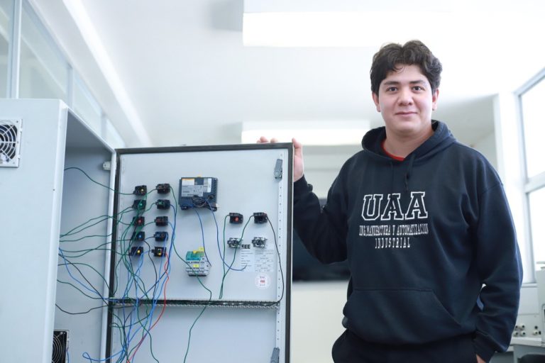 Destacan estudiantes de la UAA en el Astro Internet Computer Hackathon 