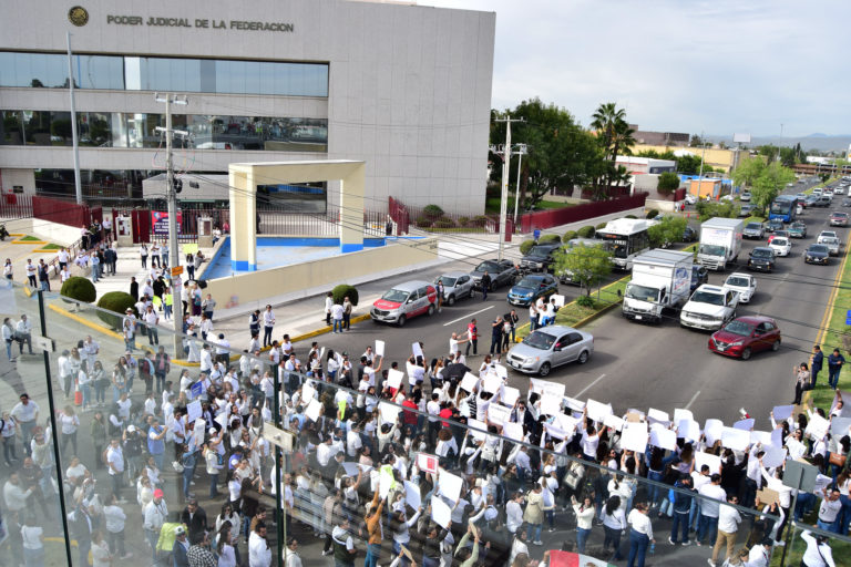 Trabajadores del PJF marcharon a los tres palacios y a la Fiscalía General del Estado de Aguascalientes