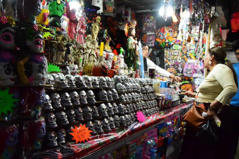 Comerciantes de Los Muertitos se quejan por constantes apagones en Aguascalientes