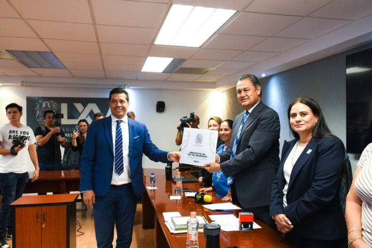 Leo Montañez presentó la propuesta de la Ley de Ingresos 2024 para Aguascalientes