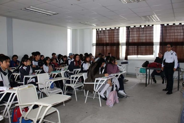 El Regidor Álex Serrano y la unidad de inteligencia cibernética de Aguascalientes llevan charla sobre seguridad en internet y redes sociales a estudiantes de Cecytea