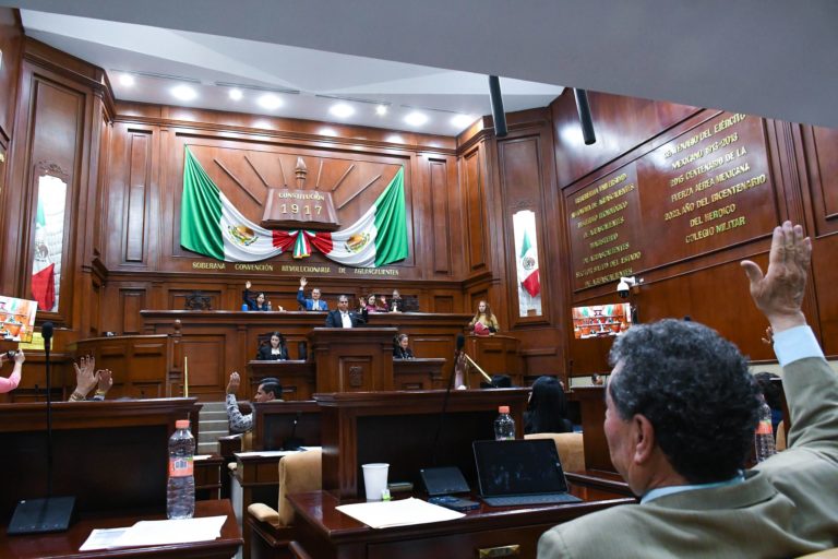 Morenistas se manifiestan en Congreso del estado de Aguascalientes, acusan de sumisos a las y los legisladores