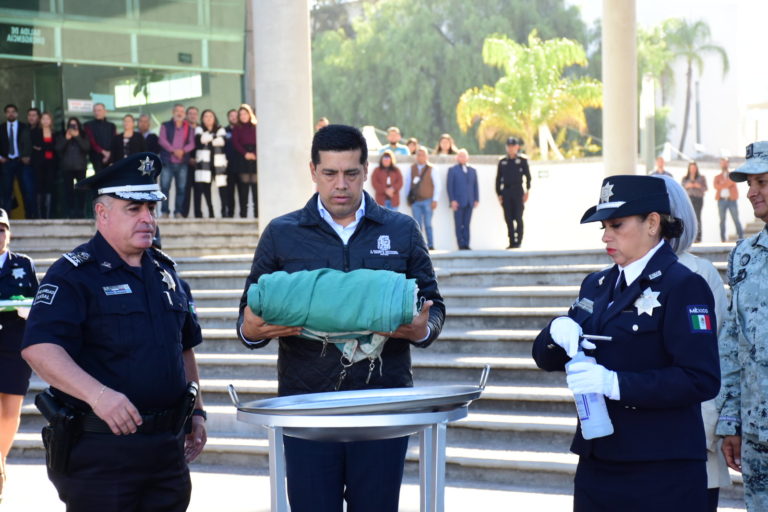 Leo Montañez encabezó ceremonia de incineración de bandera en Aguascalientes