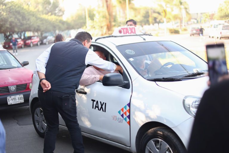 Leo Montañez felicita a taxistas por apoyar movilidad de personas con discapacidad en Aguascalientes 