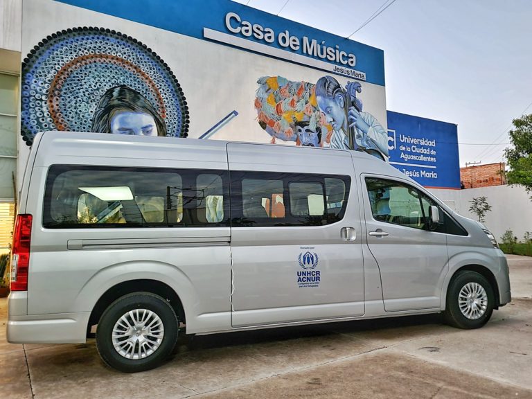 Dona ACNUR vehículo a Casa de Música en Jesús María, Aguascalientes