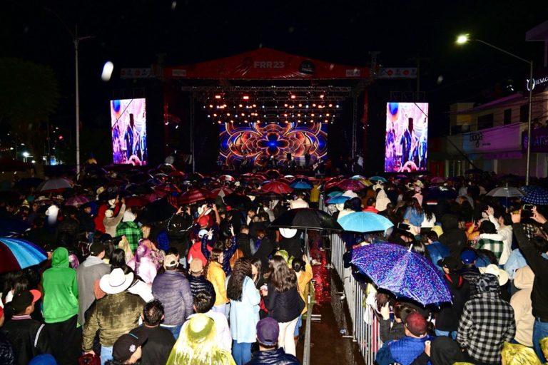 Régulo Caro llenó el Teatro del Pueblo de la Feria Regional de la Revolución de Pabellón de Arteaga, Aguascalientes