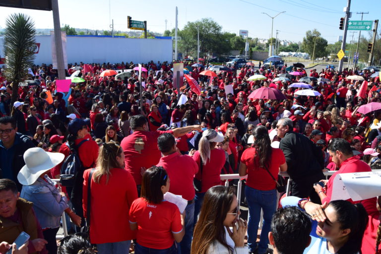 Docentes de Aguascalientes se manifiestan afuera del SNTE, piden salida de Ramón García Alviso