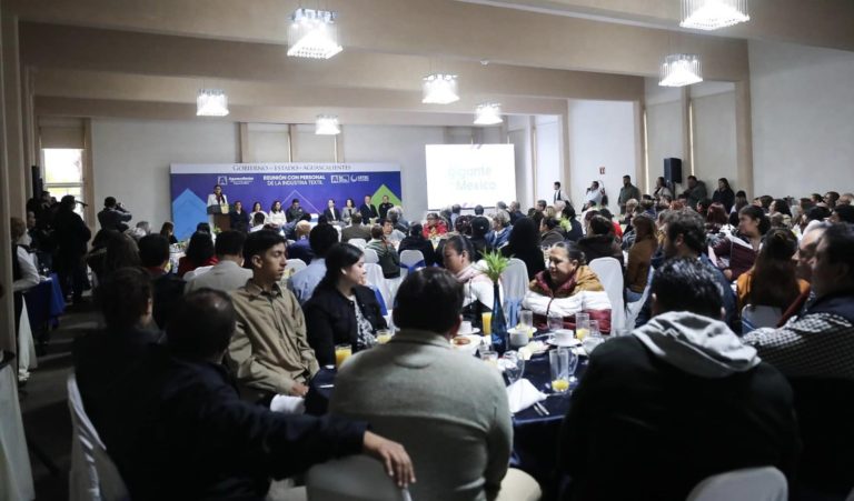 Tere Jiménez reconoció a trabajadores que elaboraron uniformes escolares en Aguascalientes