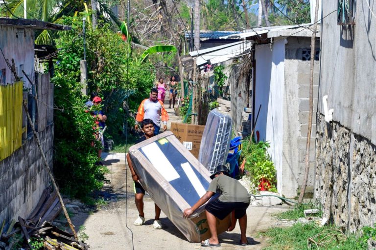 Gobierno federal inicia distribución de enseres domésticos en Acapulco
