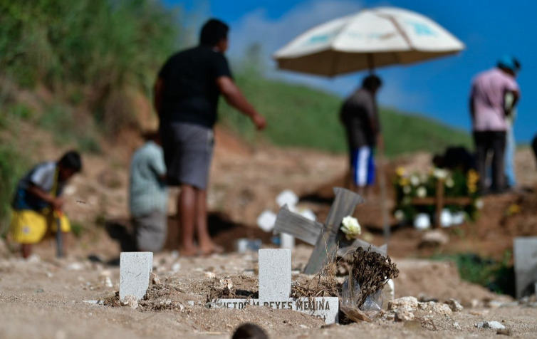 Enterrar a sus muertos en 2 de noviembre en Acapulco 