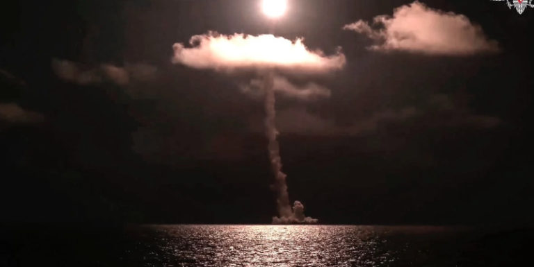Rusia probó un misil balístico intercontinental desde un submarino nuclear