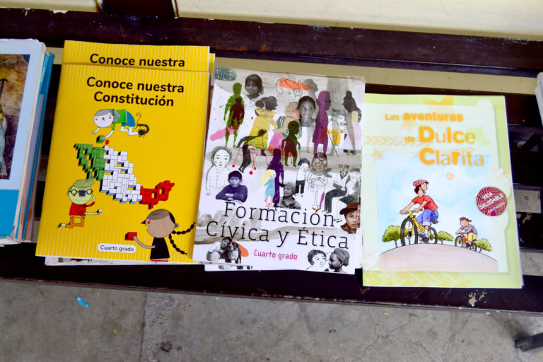 Se manifiestan para la entrega legal de los Libros de Texto Gratuitos en Aguascalientes