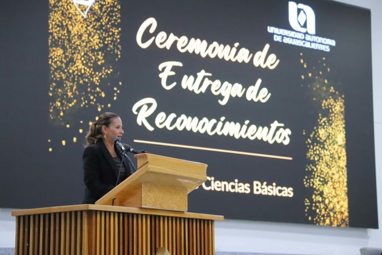 Pinzón Castro entregó reconocimientos a los mejores promedios del CCB Aguascalientes