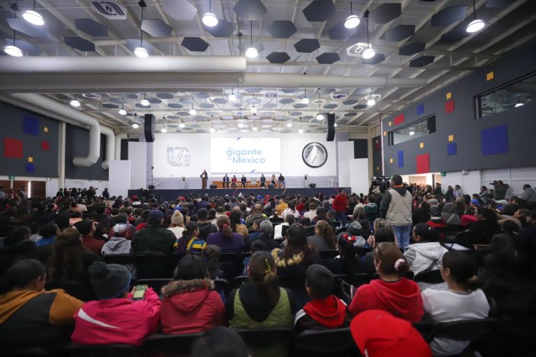 Rectora de la UAA asiste a la entrega de Becas por la Educación 