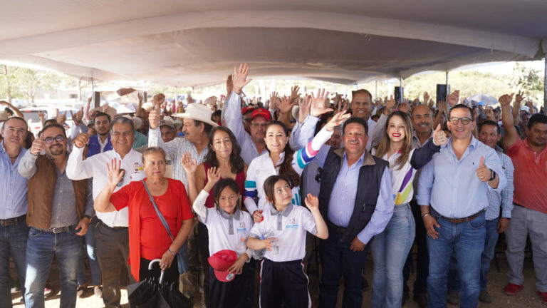 Entregaron becas educativas, obra pública y apoyos de empleo temporal en Asientos