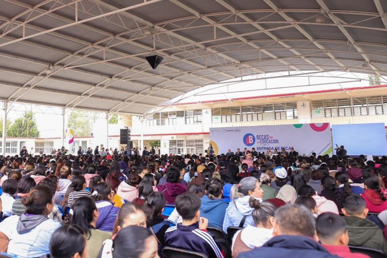 Gobierno del Estado de Aguascalientes entrega becas a estudiantes de todos los municipios 