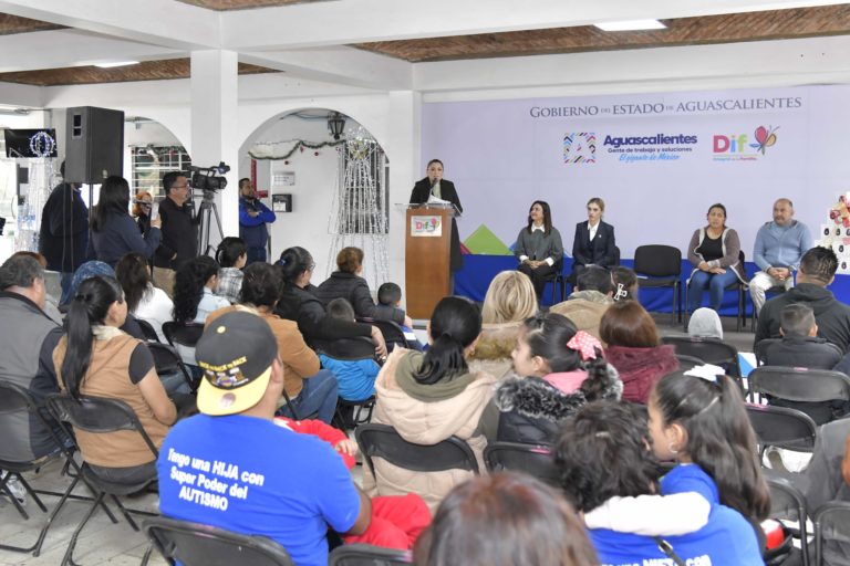 DIF Aguascalientes entregó botones de emergencia a menores con autismo