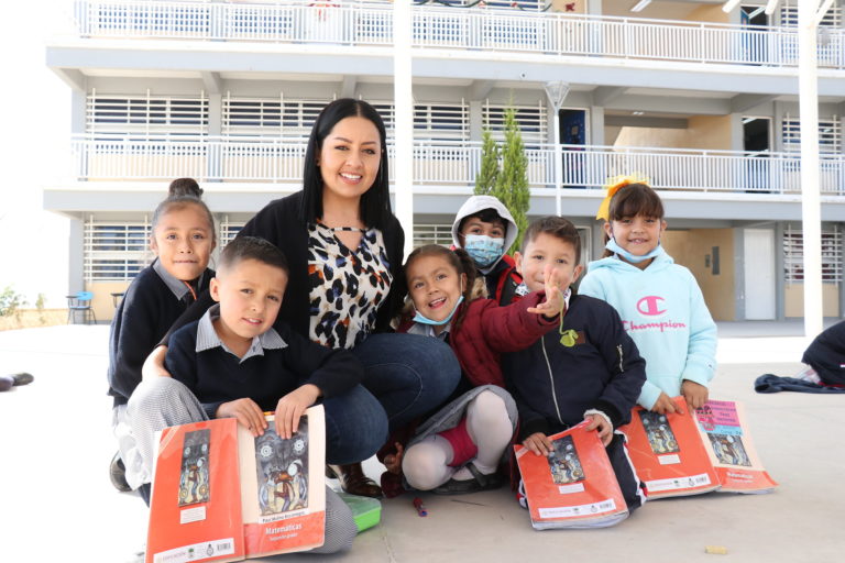 Tere Jiménez se reunió con 1,300 trabajadores del sector educativo en Aguascalientes 