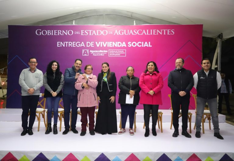 Después de 12 años, Tere Jiménez hace entrega de viviendas de tipo social en Aguascalientes