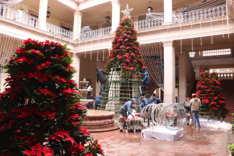 Ayuntamiento de Aguascalientes decoró con nochebuenas el centro de la ciudad