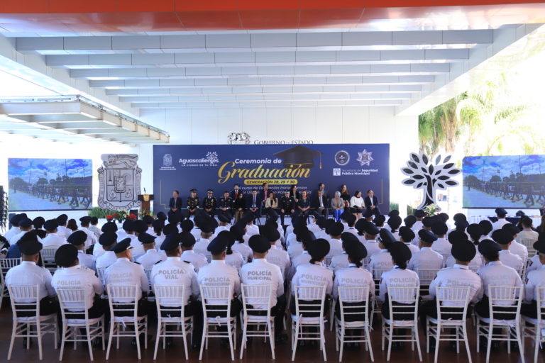 Tere Jiménez y Leo Montañez encabezaron la ceremonia de graduación de 72 cadetes
