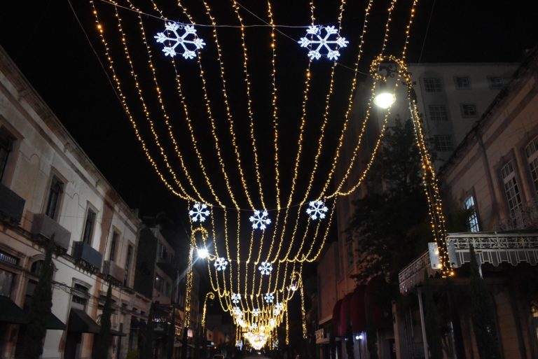Permanecerán hasta el 7 de enero la iluminación y adornos navideños en el centro de la ciudad de Aguascalientes