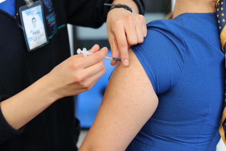 Vacunarse contra la influenza disminuye riesgos de contraerla en esta temporada invernal 