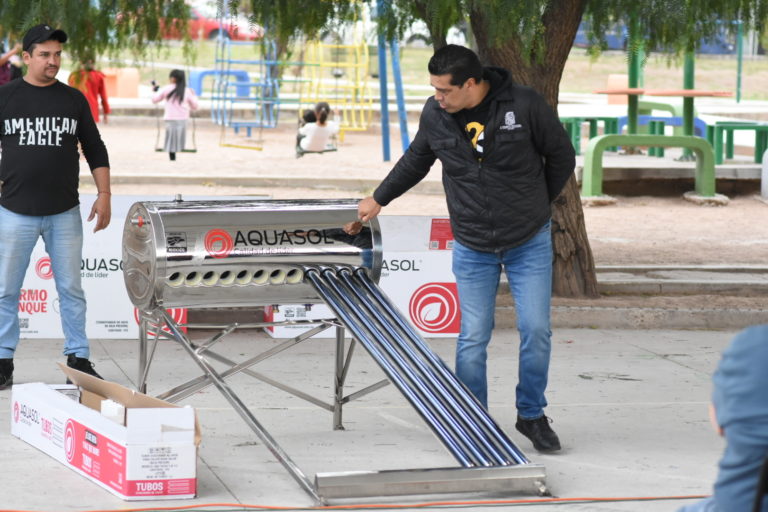Ayuntamiento de Aguascalientes entregó calentadores solares en la colonia Guadalupe Peralta 