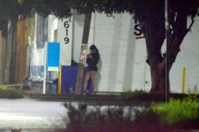 Difícil controlar que trabajadoras sexuales ofrezcan sus servicios en plataformas y redes sociales