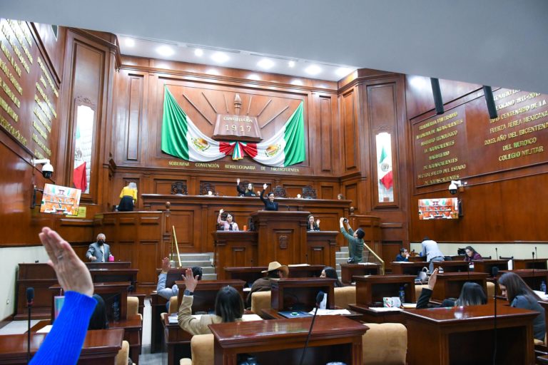 Trabajadores en el Congreso del Estado de Aguascalientes exigen aprobación de un aumento salarial 