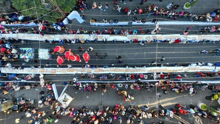 Se compartió la rosca de reyes gigante con las familias de Aguascalientes