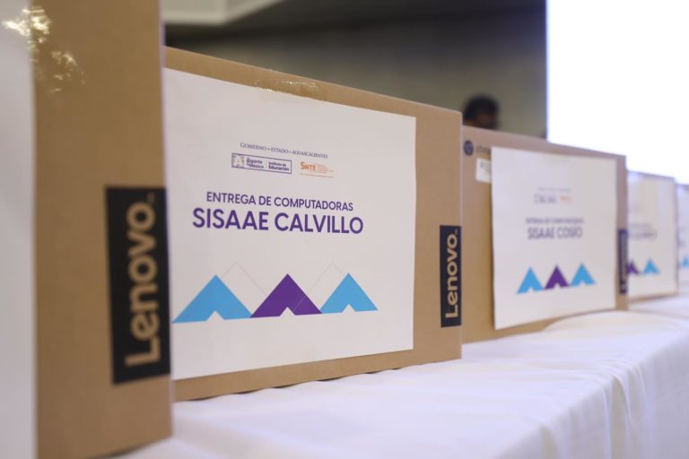 Se entregaron 13 mil computadoras al personal docente y 30 mil a planteles escolares de Aguascalientes