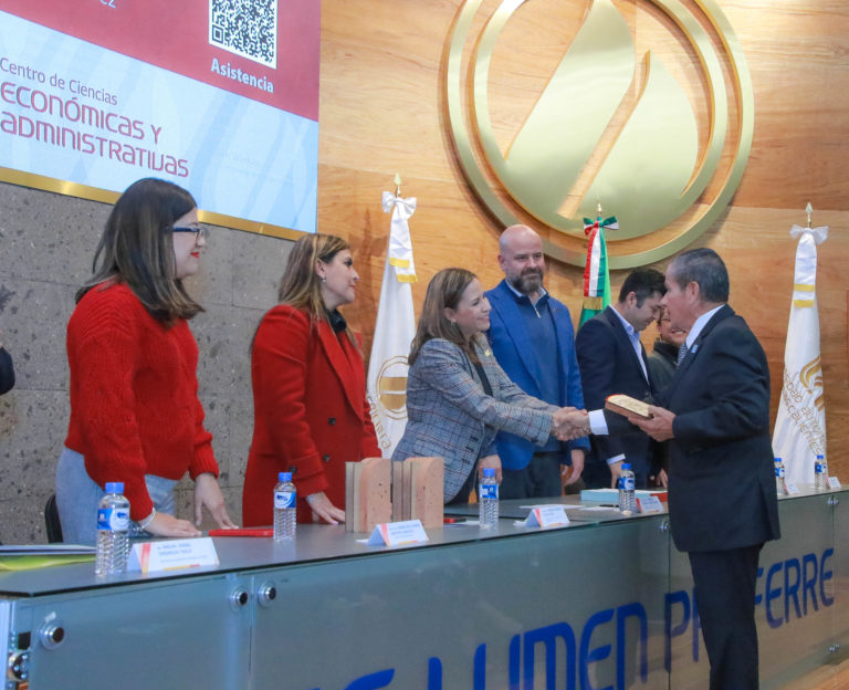 Rectora de la UAA entrega reconocimientos a maestros mejor evaluados