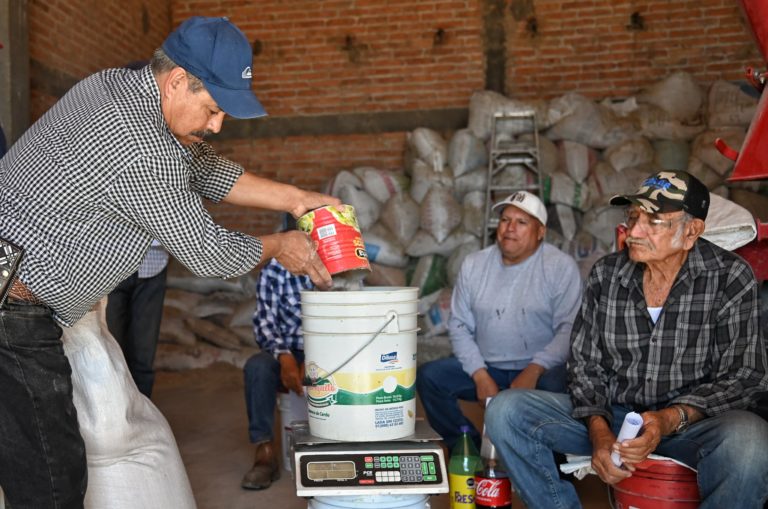 Capacitan a productores de Jesús María para la elaboración de bloques alimenticios