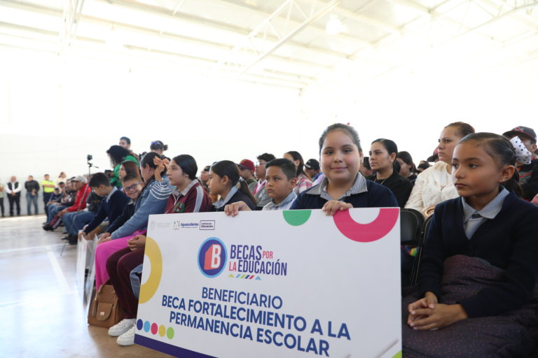 Anuncian más de 30 millones para becas educativas en Aguascalientes