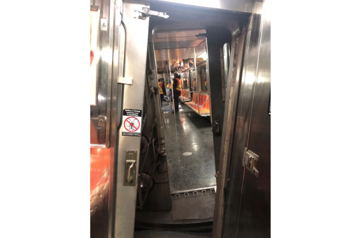 Tren del Metro de NY descarrila tras choque; 20 personas resultan lesionadas