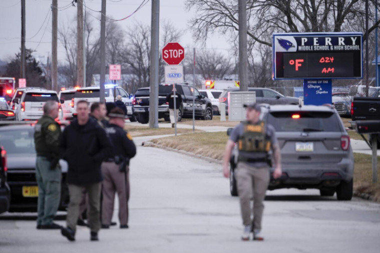 La policía reporta tiroteo en secundaria de Iowa; se desconoce si hay heridos