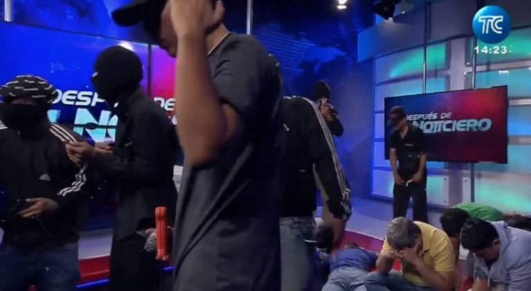 Encapuchados toman canal de televisión en Ecuador en una transmisión en vivo