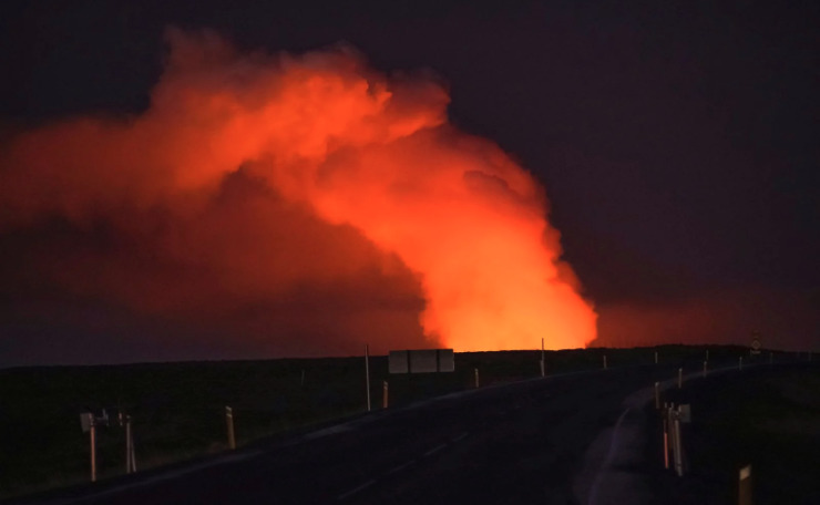 Volcán hace erupción en Islandia y expulsa lava hacia una población 